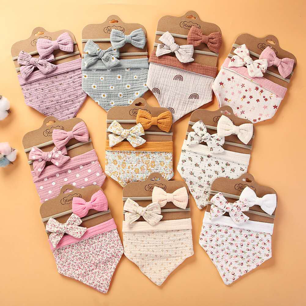 Baberos con cintillo para bebés en una variedad de colores y diseños, ideal para proteger la ropa durante la alimentación.