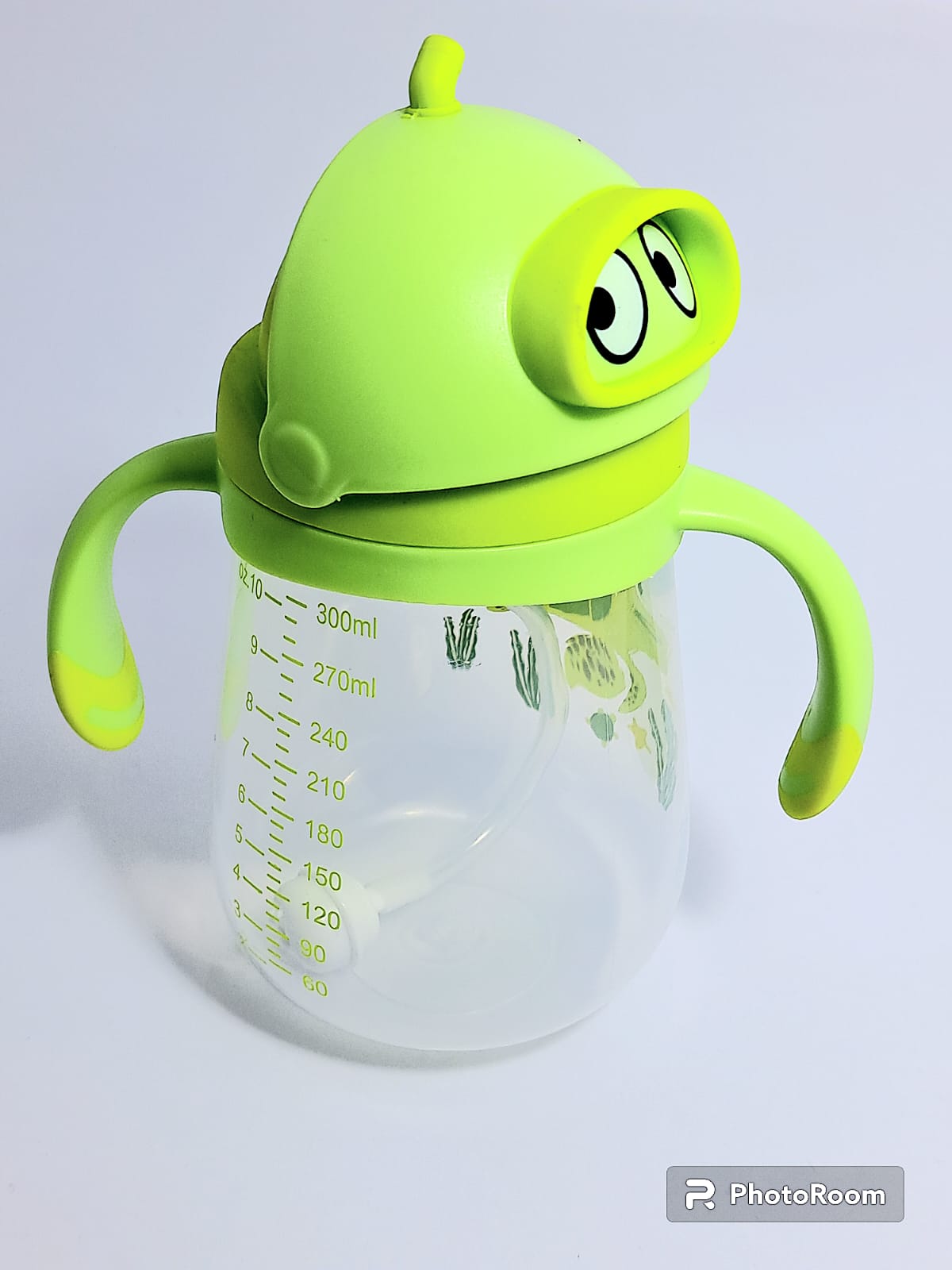 Botella de agua con pajita